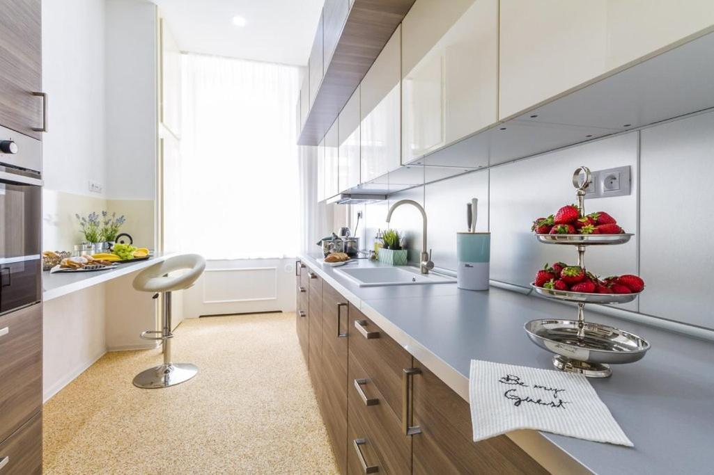 Stylish Apartment 5 Minutes Walk From City Center Prága Kültér fotó