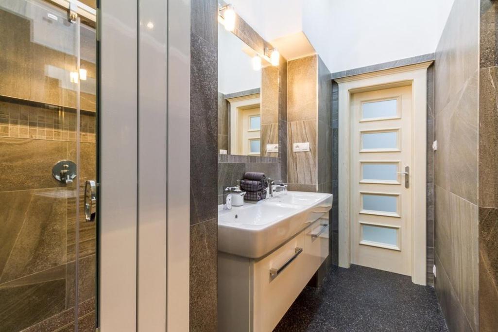 Stylish Apartment 5 Minutes Walk From City Center Prága Kültér fotó