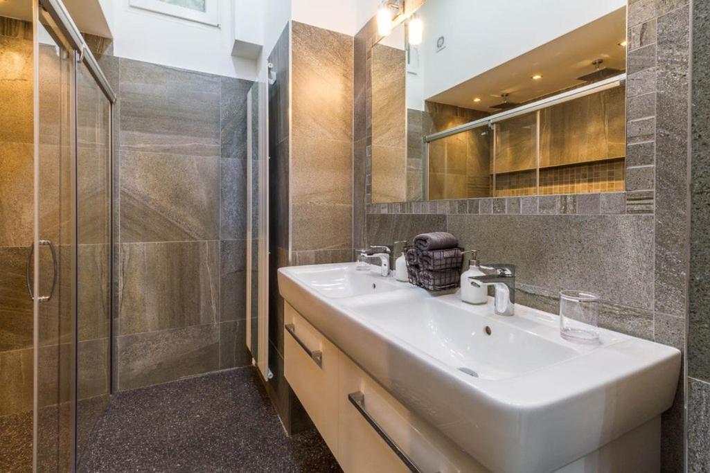 Stylish Apartment 5 Minutes Walk From City Center Prága Kültér fotó